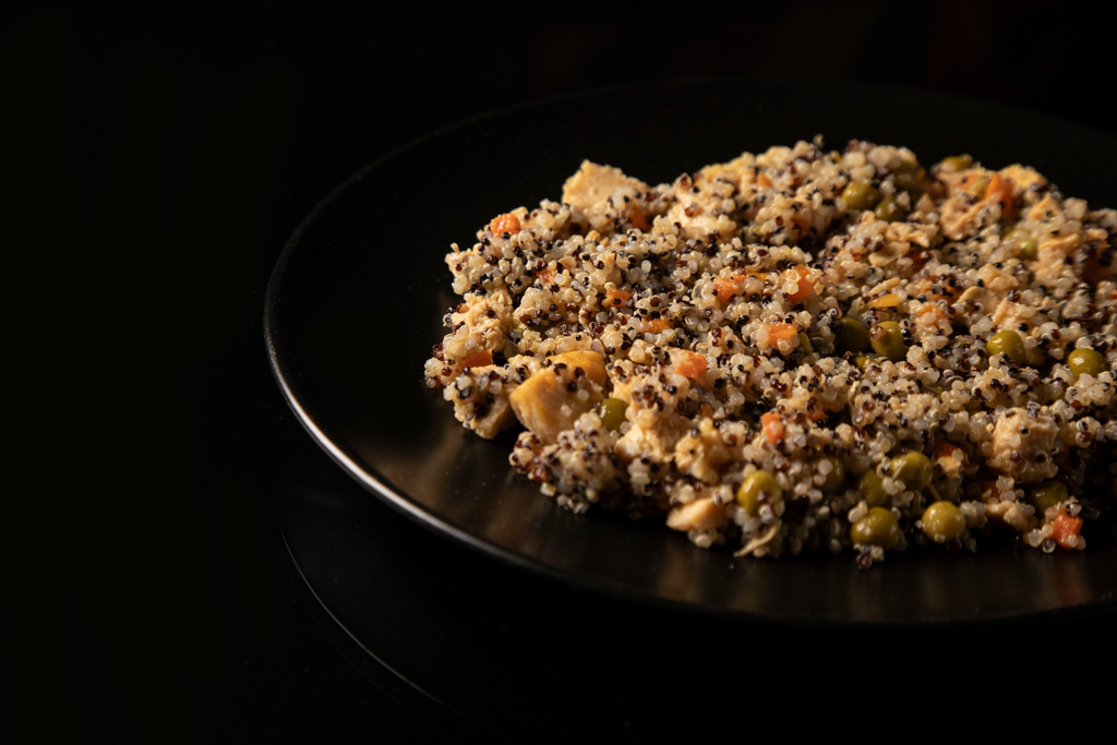 Quinoa con Pollo, Carote e Piselli