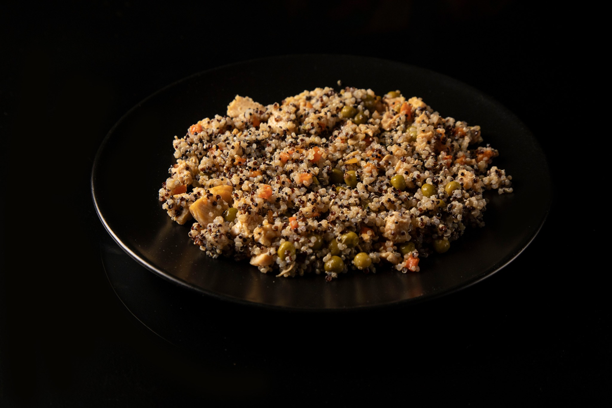 Quinoa con Pollo, Carote e Piselli